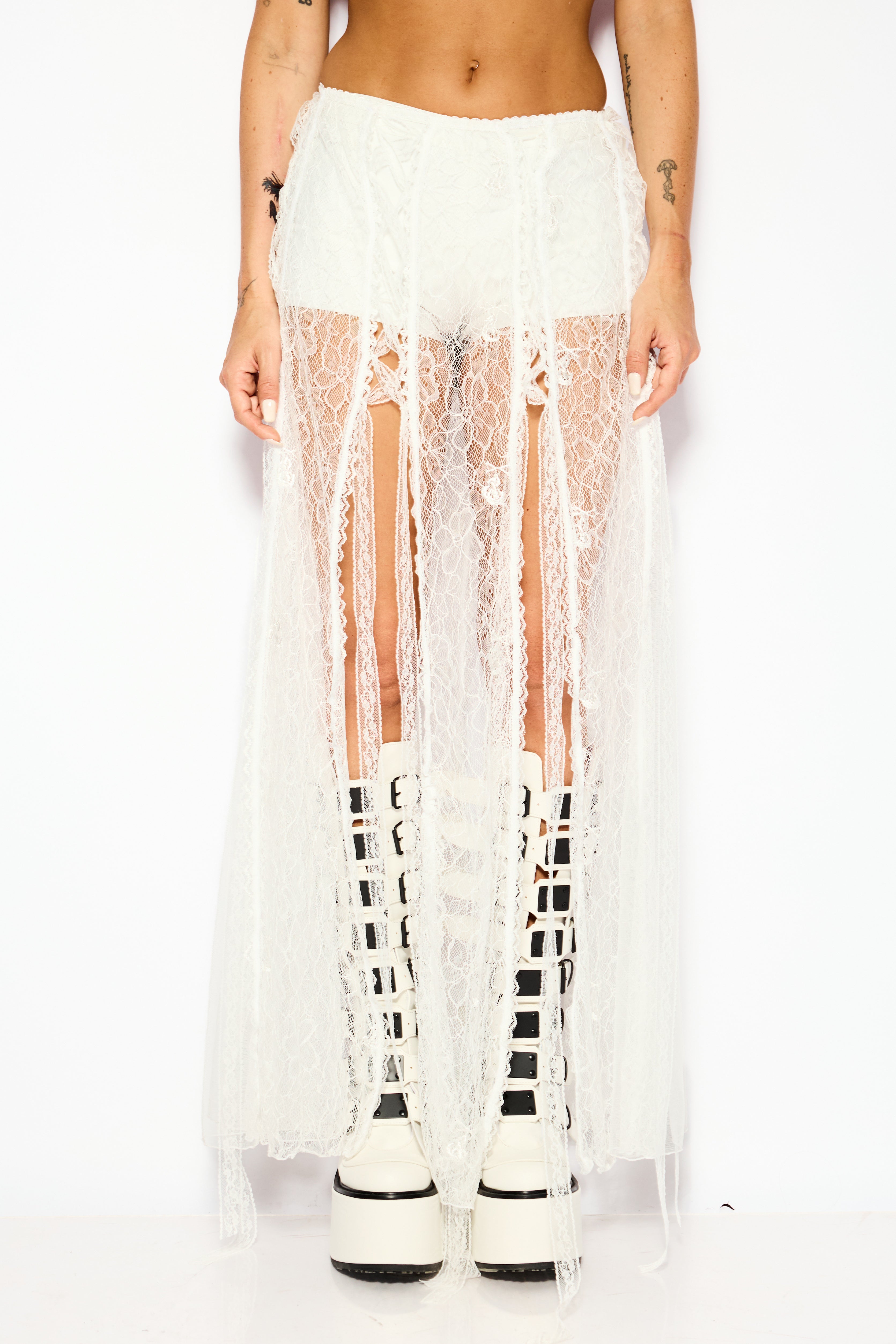 Aura lace skirt