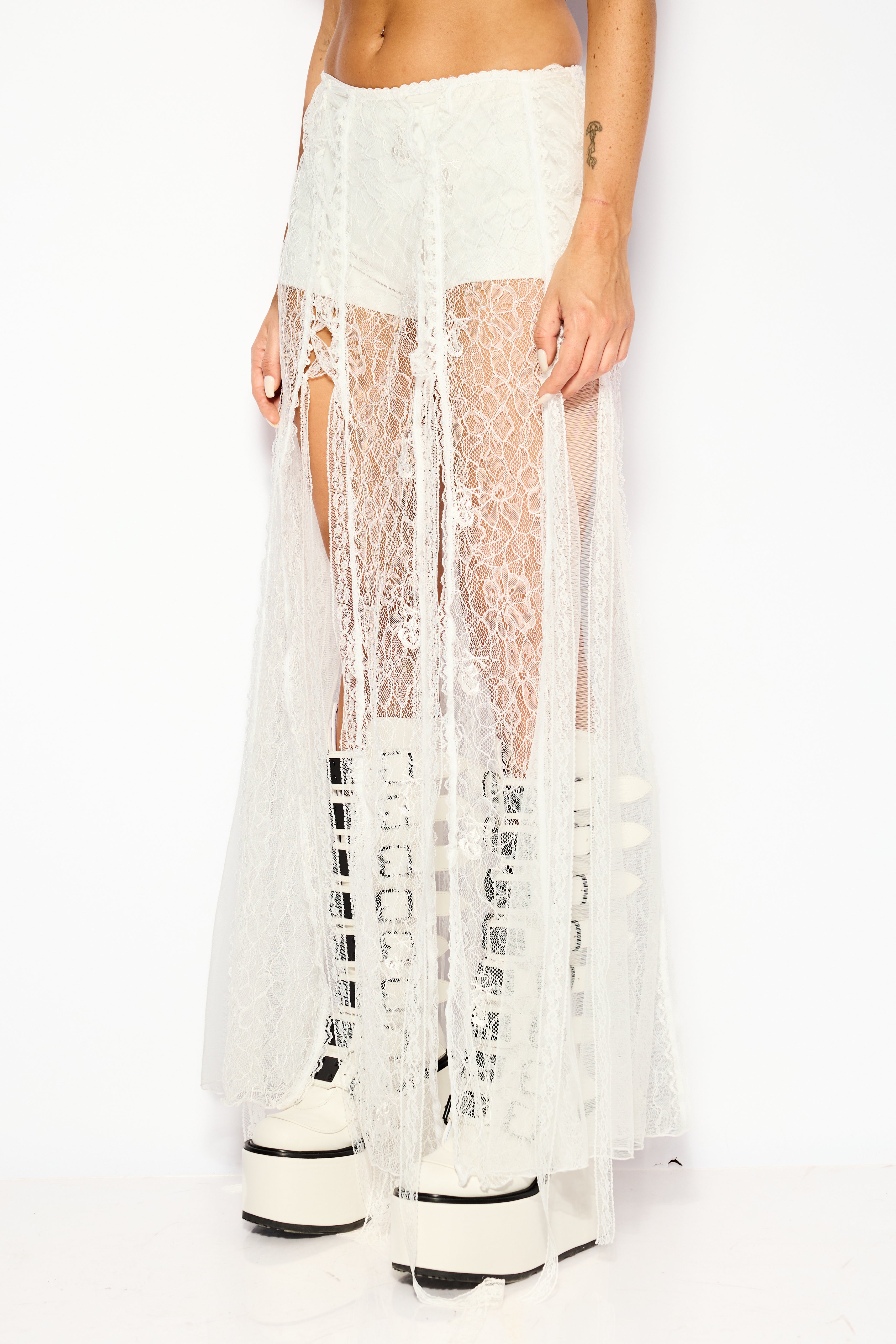 Aura lace skirt