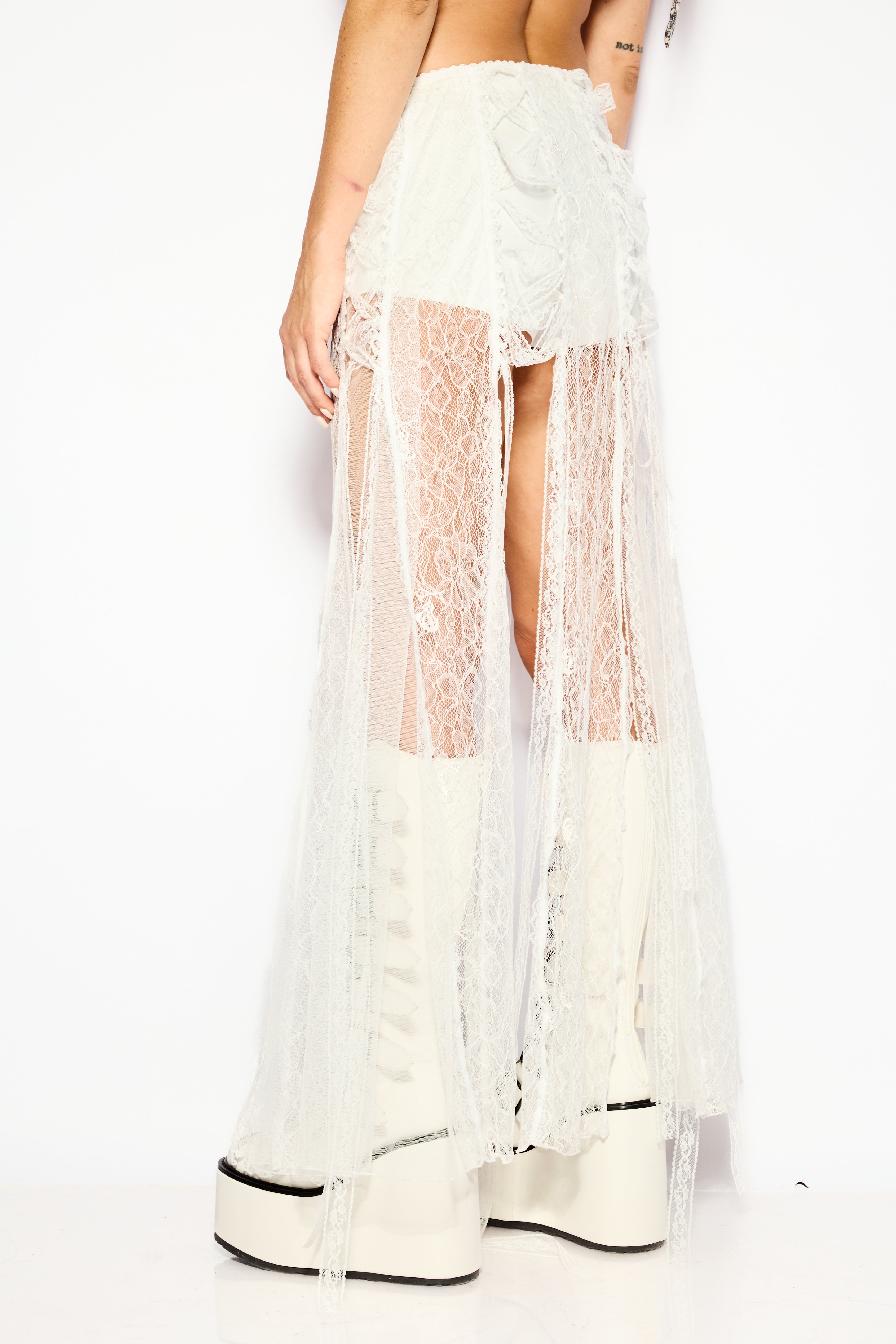 Aura lace skirt